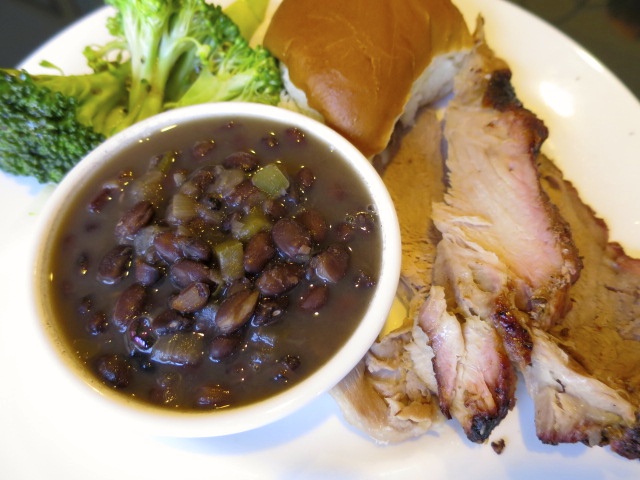 Pork with black beans, broccoli, and dinner roll 