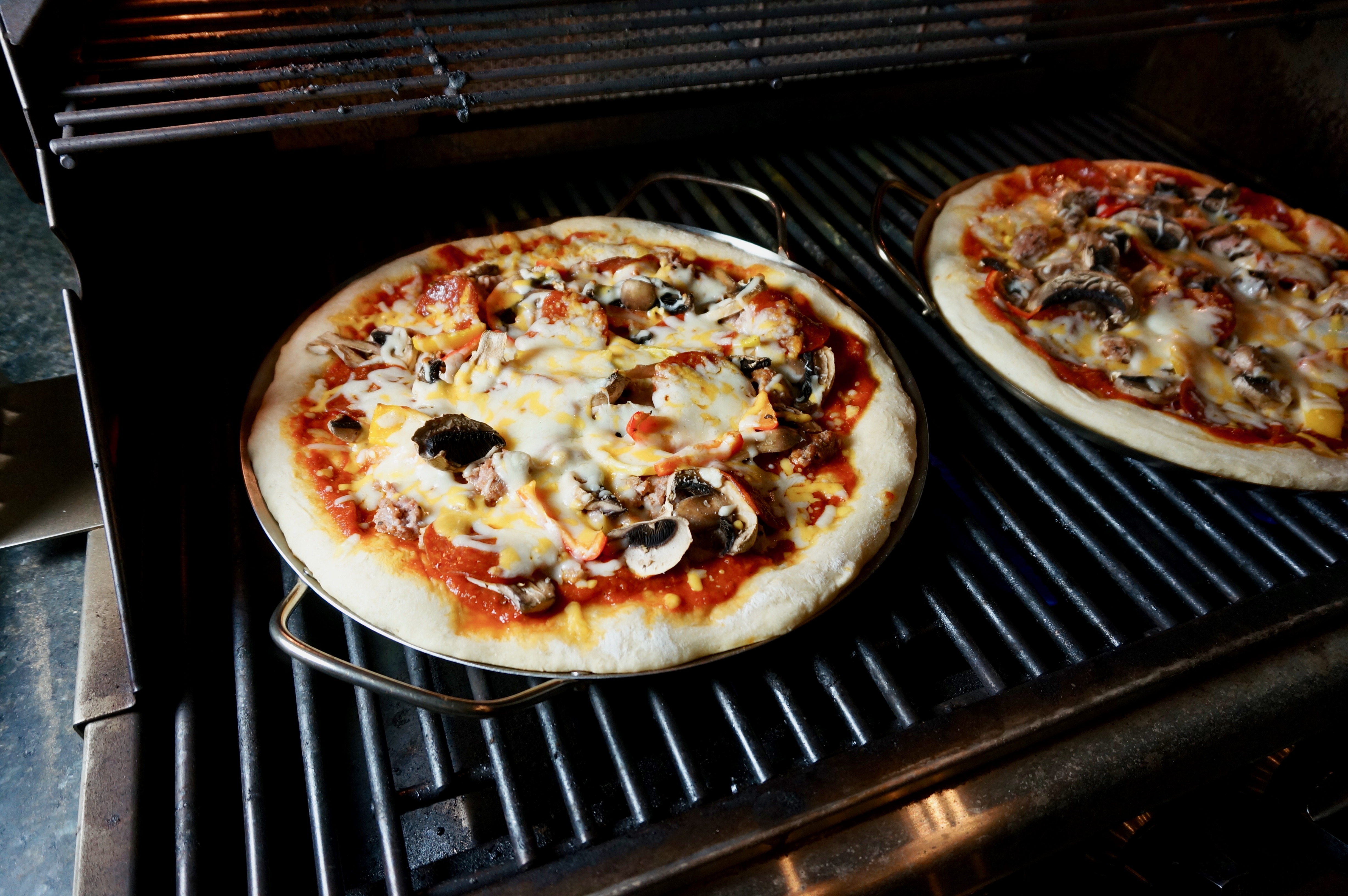 BBQ Pizza is so Easy with my Pampered Chef Pizza Pans - Positively Stacey